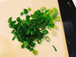 1、家常早餐面,葱洗干净切丁