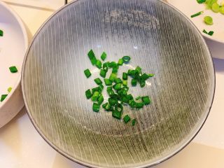 2、家常早餐面,把葱放入碗里