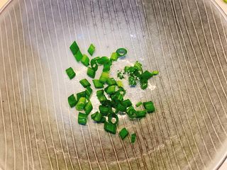 3、家常早餐面,加入一小勺盐