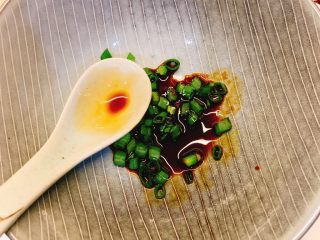 4、家常早餐面,加入1勺生抽