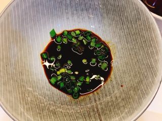 5、家常早餐面,加入2勺醋