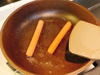 8、家常早餐面,煎2条火腿肠装出来待用