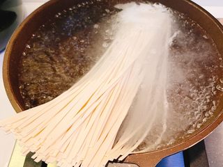 9、家常早餐面,水煮开后放入面条，烫熟沥水装出来