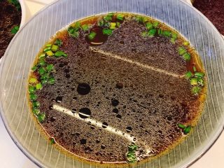 10、家常早餐面,调好酱料的碗里倒入滚开水搅拌均匀