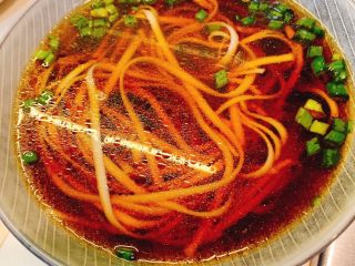 11、家常早餐面,放入煮好的面条、再依次铺上香肠和鸡蛋