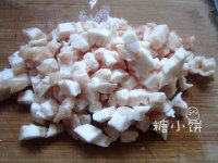 1、自制腊肠,肥肉切丁备用