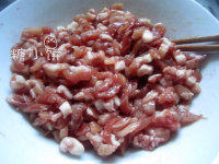 3、自制腊肠,肥瘦肉放在一起~加入所有调味料拌匀腌制几个小时