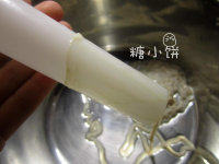 5、自制腊肠,把肠衣的一端套在漏斗上