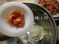 6、自制腊肠,把腌好的肉塞到漏斗中