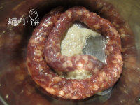 7、自制腊肠,塞一些肉就要捋一捋下面的肠衣把塞进去的肉捋顺~别堵在一个位置了