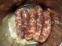 8、自制腊肠,灌好以后用棉绳在中间截断扎好~首尾的肠衣打结。再用针在表面戳孔