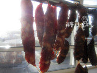 9、自制腊肠,挂起来在阴凉通风处晾晒~大约十几天吧~如果要长时间储存的话就经常拿出来再晒晒