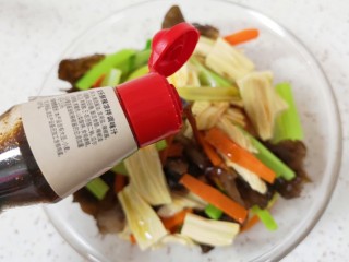 15、芹菜拌腐竹,加入鲜辣凉拌汁。