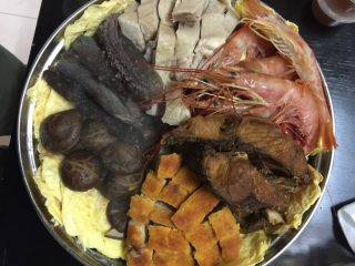 9、鲍汁盆菜   第二弹,花菇朵  大功告成    淋上鲍汁   倒入250克水   少许盐   千万别多  原汁原味才是真   中火20分钟即可