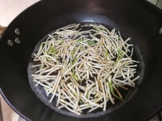 3、酱拌折耳根,锅中烧开水，水开后关火，倒入鱼腥草根，搅拌2秒即捞出。