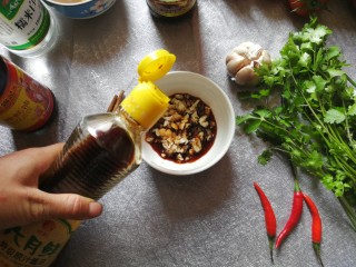 4、酱拌折耳根,接下来调最关键的酱汁。蒜粒用刀拍扁再切成碎蒜米，放入碗中，倒入约3勺生抽酱油。