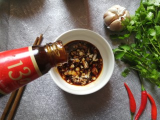 5、酱拌折耳根,约2勺蚝油。