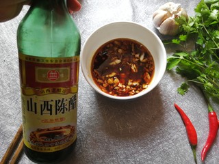 7、酱拌折耳根,约2勺陈醋。