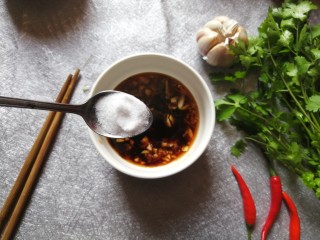 8、酱拌折耳根,1勺细砂糖。