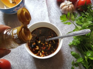 9、酱拌折耳根,1勺香油。