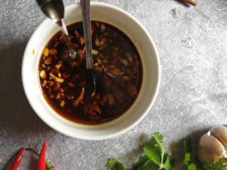 10、酱拌折耳根,加约50ml的清水，拌成酱汁。