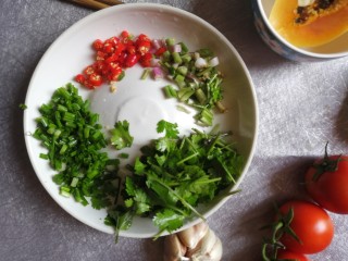11、酱拌折耳根,葱切成葱花，香菜切小段，葱与香菜茎部与叶子都分开，小米椒切圈。