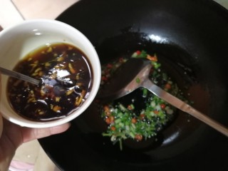 12、酱拌折耳根,稍微煸炒有香味冒出时倒入调好的酱汁，慢慢收汁至适合浓度则关火。