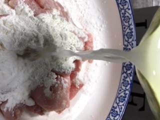 2、锅包肉,放入碗里加盐，淀粉，适量的水