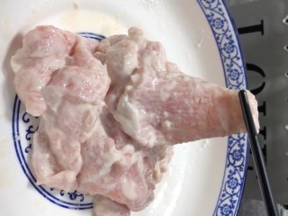 3、锅包肉,抓裹均匀成这个样子