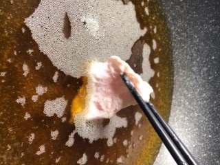 4、锅包肉,油温七成热下锅小火侵炸
