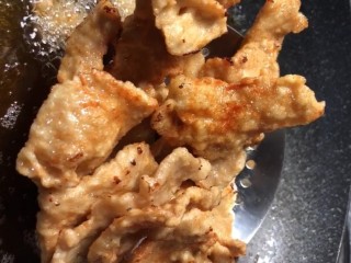 5、锅包肉,炸至干脆捞出