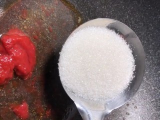 6、锅包肉,锅放油加番茄酱，一大勺白醋，一勺白糖