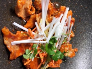 8、锅包肉,倒入肉和配料翻拌均匀出锅即可