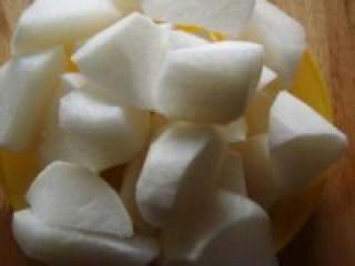 1、红烧白萝卜,准备好的萝卜洗干净切成滚块。