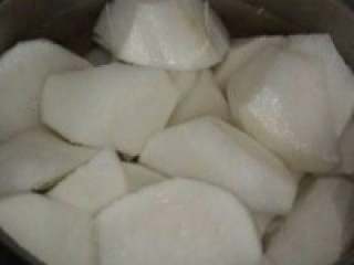 2、红烧白萝卜,锅里烧水把萝卜放进去煮一下捞起来。