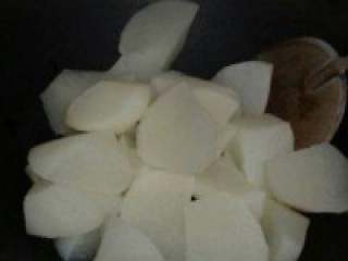 3、红烧白萝卜,锅里放油把萝卜放进去翻炒。