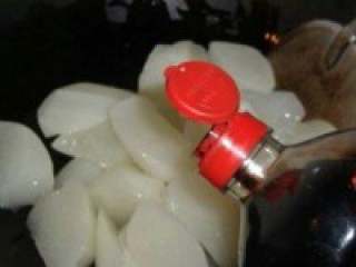 4、红烧白萝卜,在加入适量生抽。