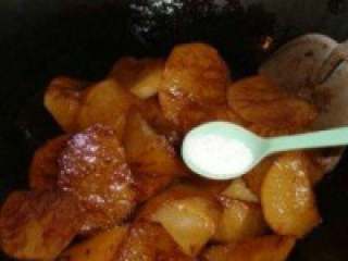 5、红烧白萝卜,在加适量糖。