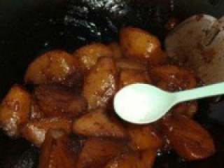 7、红烧白萝卜,个人口味我在加了一点糖，在搅拌一下就可以盛出来。