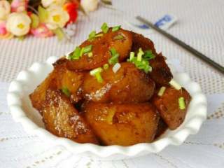 8、红烧白萝卜,好了后盛出撒上葱花就好了。