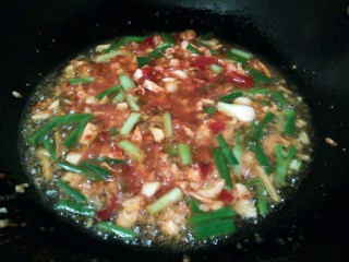 8、麻辣小龙虾,锅里加多一点油，油温微微热，加郫县豆瓣酱2勺，生姜，蒜，花椒适量，炒出香味，