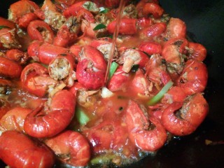 9、麻辣小龙虾,下炸好的小龙虾爆炒，加啤酒半罐，中火烧至龙虾入味，