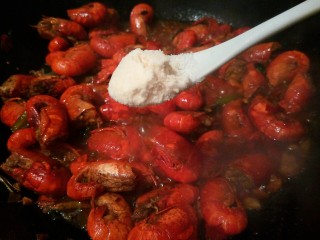 11、麻辣小龙虾,出锅加一点点鸡粉，