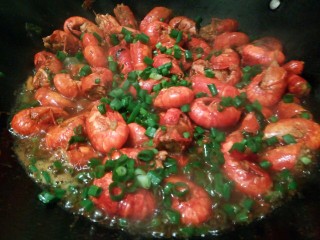 12、麻辣小龙虾,汤汁差不多时，撒点香葱末，