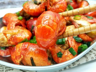 13、麻辣小龙虾,香气飘起来了，红彤彤的小龙虾个个肉质饱满，富有弹性，而且麻辣深入肉里三分，将虾肉蘸着汤汁，那种鲜美由味蕾一路直下，真的太美妙了！想不想尝尝！