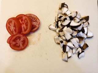 1、菌菇汤面,番茄洗干净切片，香菇洗干净切粒