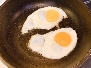 2、菌菇汤面,冷锅热油，煎两个鸡蛋，撒上盐，装出来待用