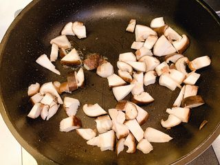 3、菌菇汤面,冷锅热油，放入香菇翻炒至出味