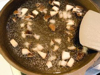 4、菌菇汤面,加入适量水