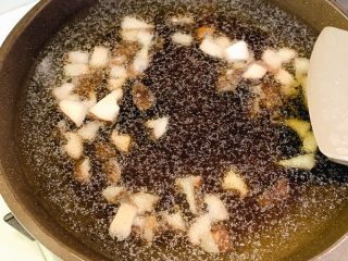 5、菌菇汤面,加入1勺蚝油，2勺生抽，搅拌均匀煮至沸腾